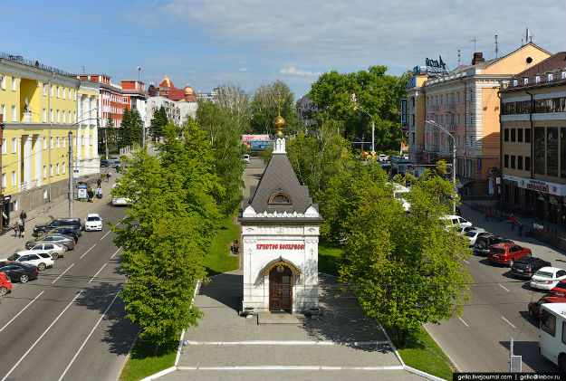 Часовня Александра Невского. Была выстроена в 1868—1872 в память спасения Александра II во время покушения. Сломана в начале 1950-х. Восстановлена в 2006 году по проекту, близкому к первоначальному: