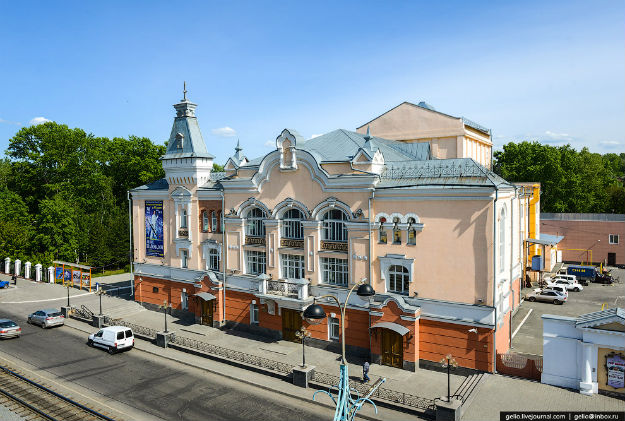 Алтайская краевая филармония. Здание было построено в 1898—1900 годах и с тех пор неоднократно реконструировалось и дополнялось пристройками: